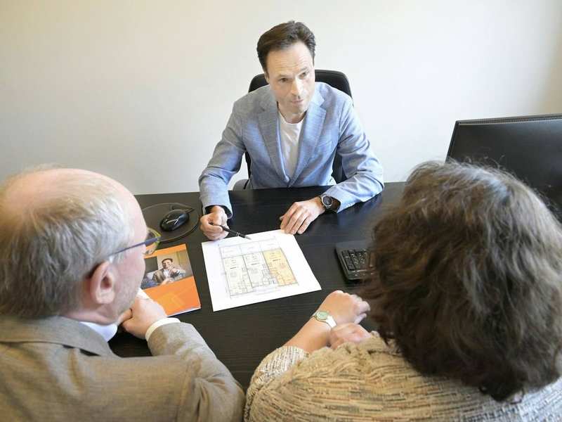 Temporary stock image representing a one-to-one consulting conversation